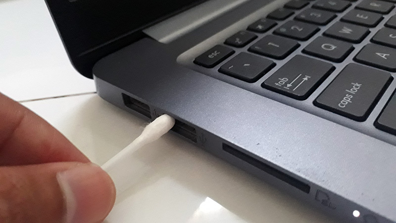 Vệ sinh cổng giao tiếp laptop bằng bông tăm